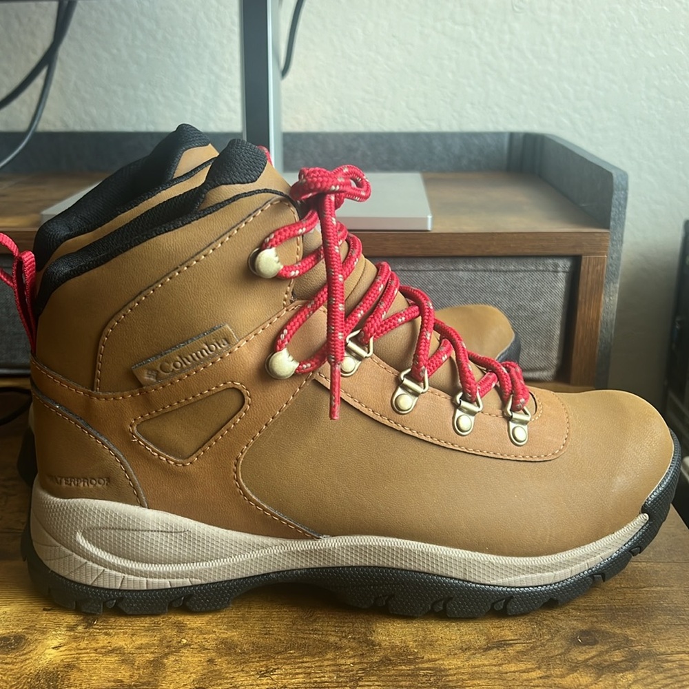Columbia Tan Winter Boots with Red Laces